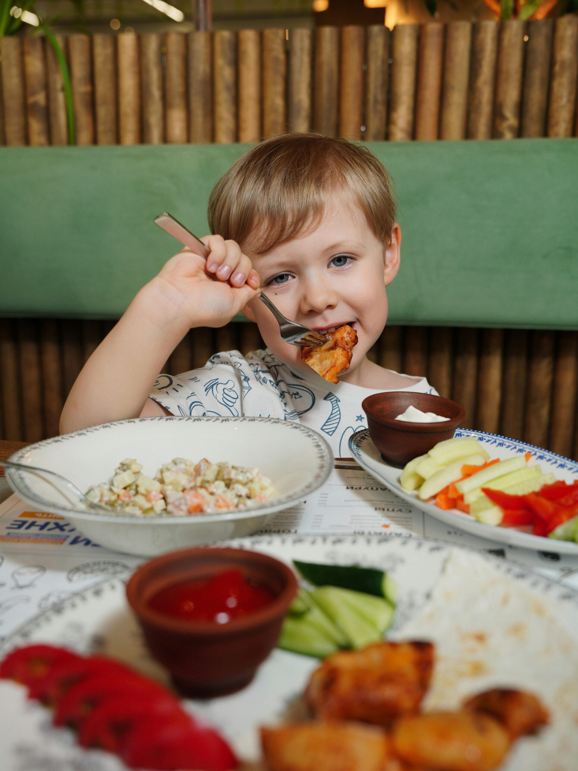 子どもが食事をしているシーン　スポーツ少年の体づくりのための食事