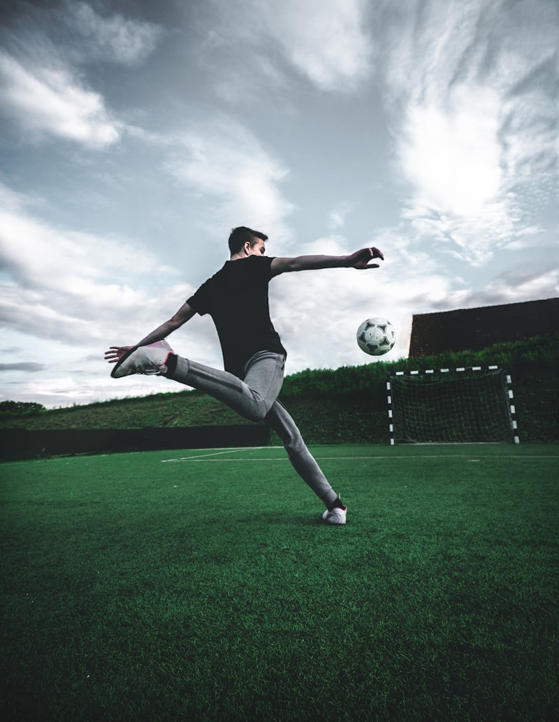 サッカーをするスポーツ少年