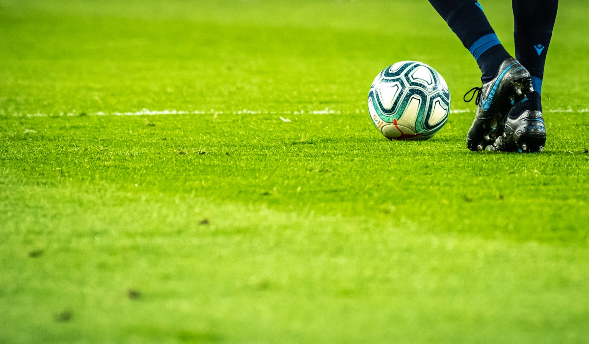 サッカーをする子どもたち（スポーツ栄養の重要性）