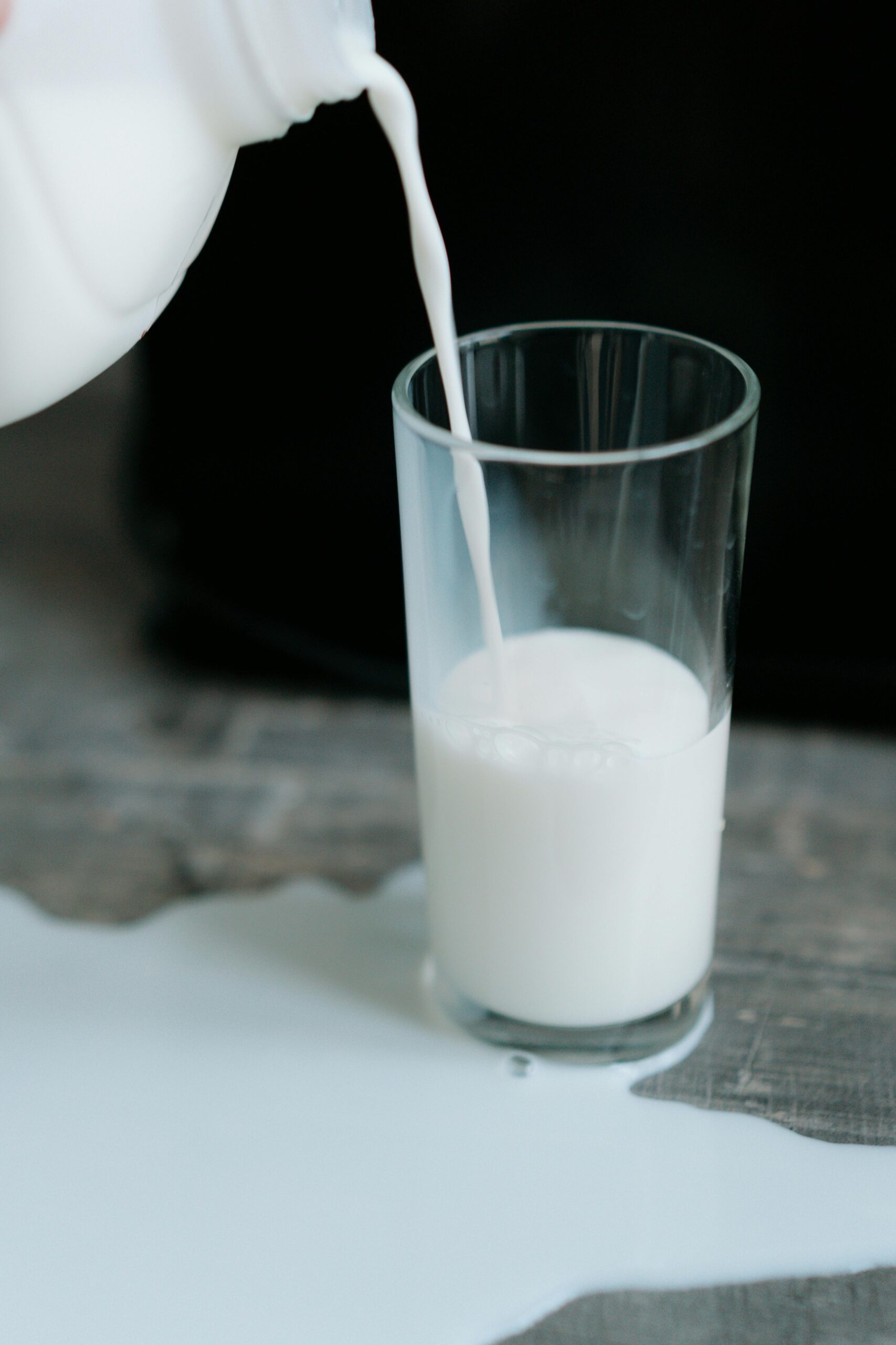 牛乳を飲む子ども