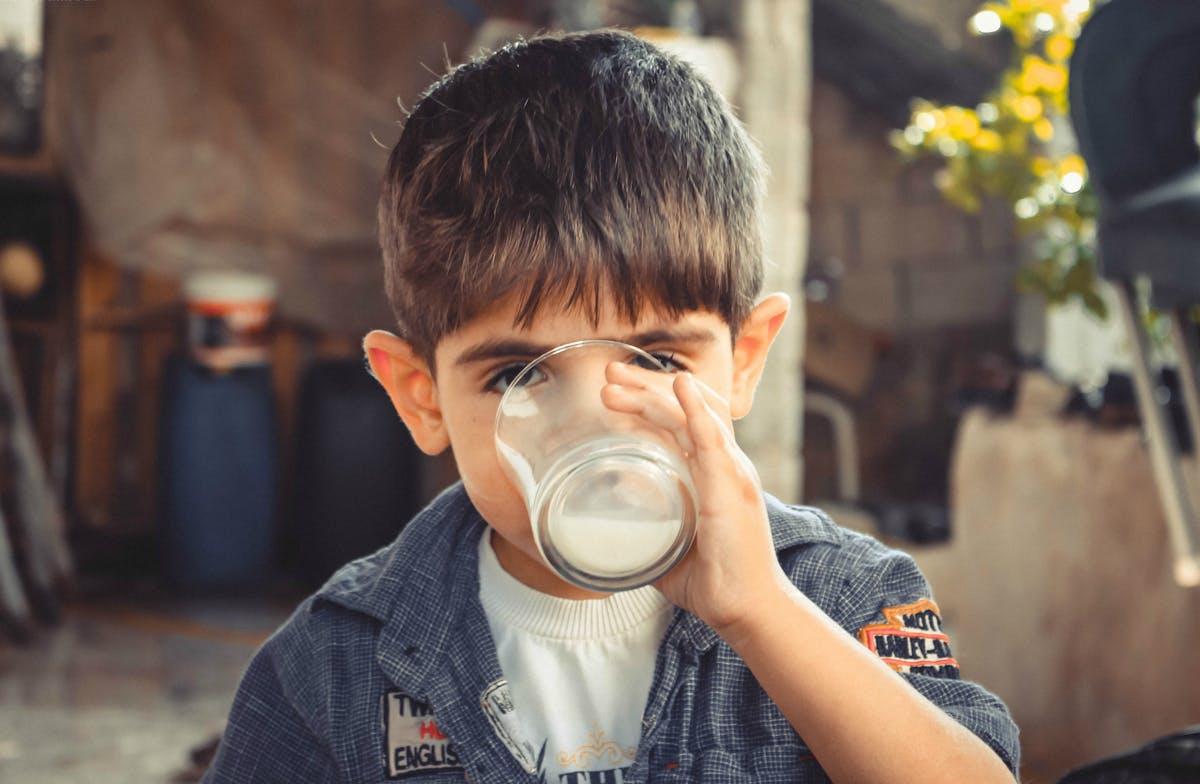 練習後に牛乳を飲んでいる男の子