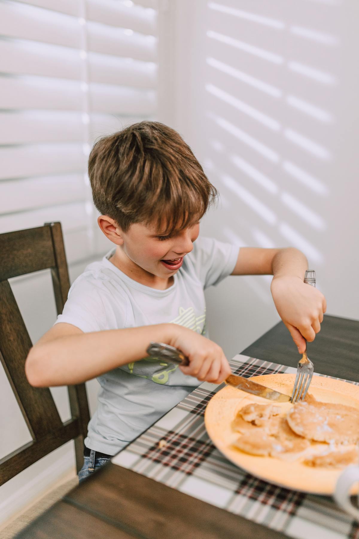 朝食を食べている男の子