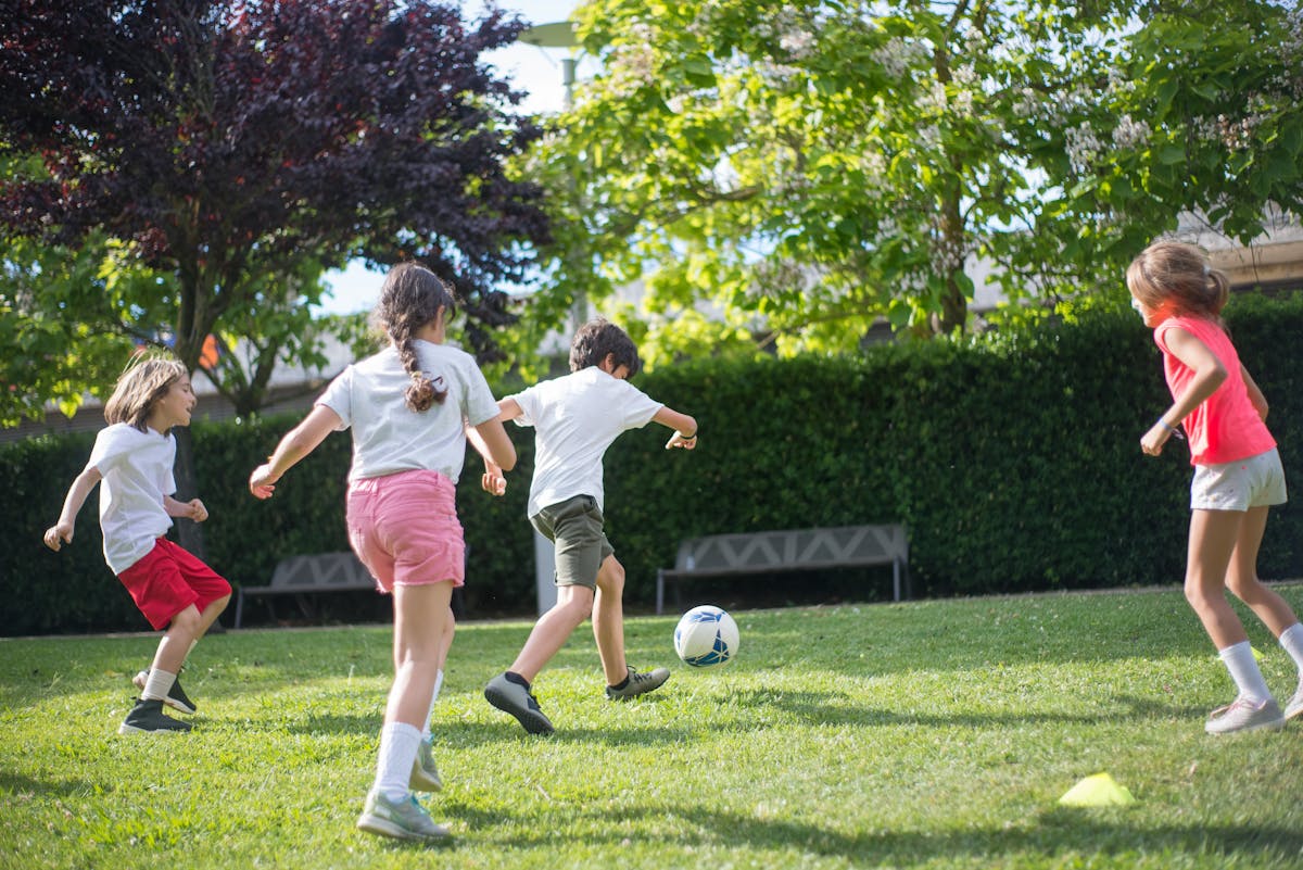 フィールドでサッカーをしている子どもたち