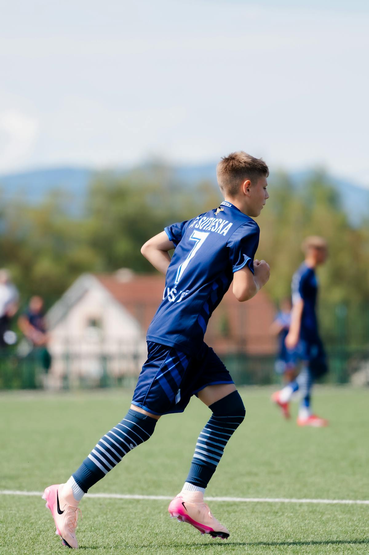 サッカー少年が試合でダッシュしている様子