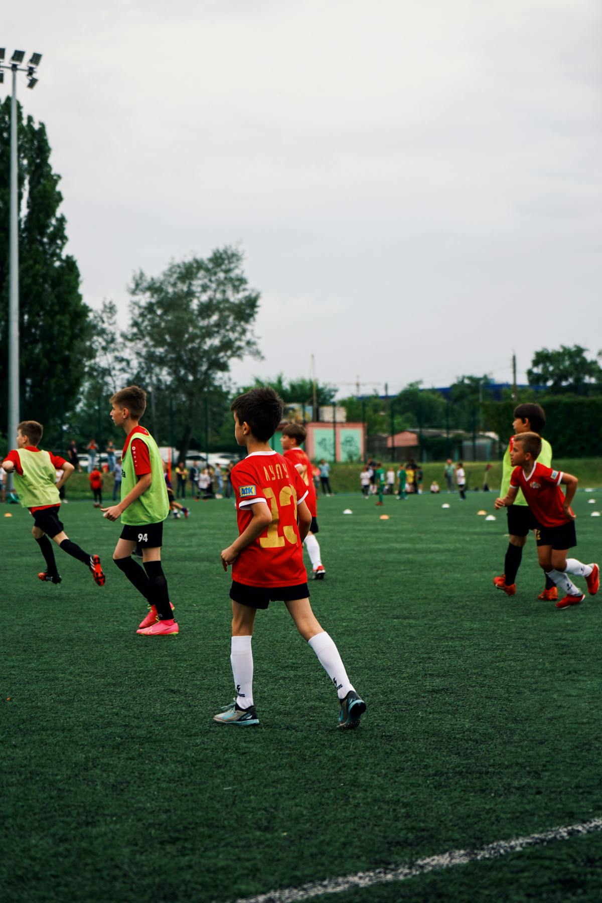 サッカー少年たちがポジションに分かれてプレーしている