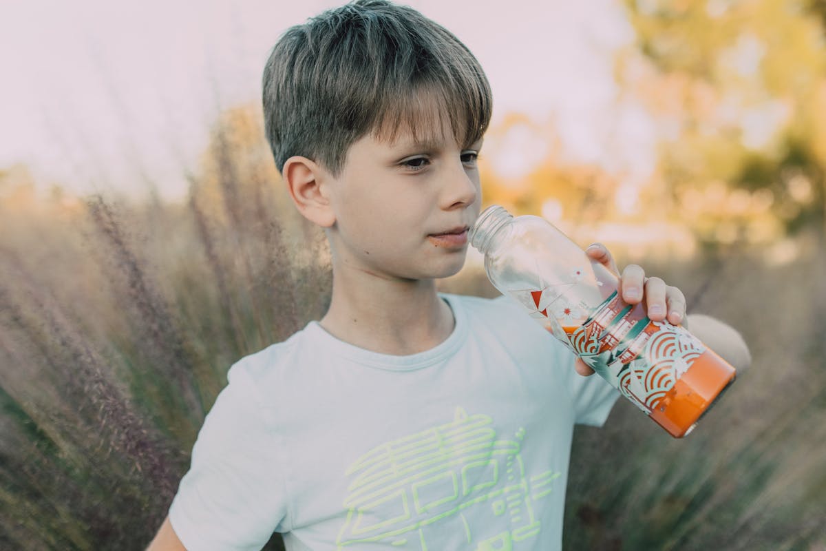 スポーツ後に水分補給をする子どものシーン