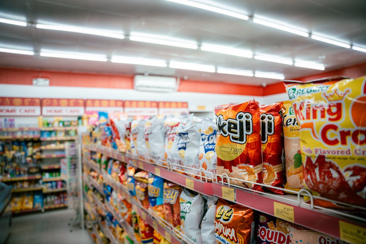 スーパーのお菓子・食品コーナーの陳列棚